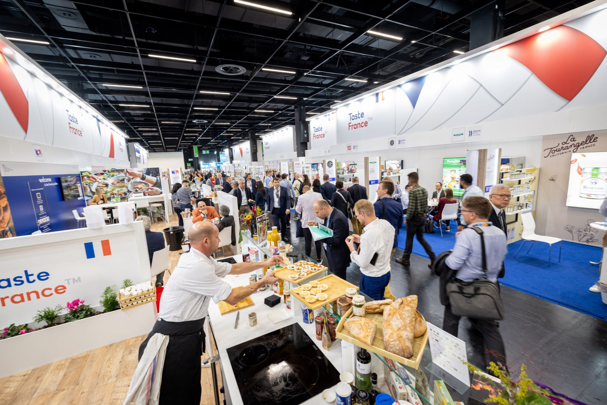 Bildunterschrift: Solide und „wetterfest“ aufgestellt, innovativ und krisenfest: die französische Kunststoffindustrie auf der K (Copyright: Messe Düsseldorf / tillmann)