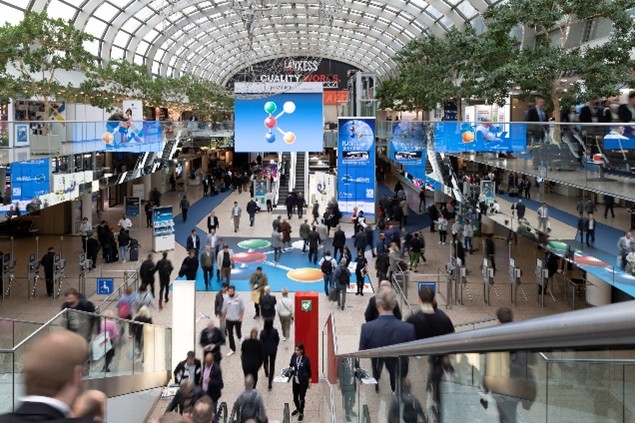 Bildunterschrift: Solide und „wetterfest“ aufgestellt, innovativ und krisenfest: die französische Kunststoffindustrie auf der K (Copyright: Messe Düsseldorf / tillmann)